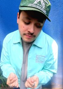 El cantautor Marco Mares presenta ¿Por qué corres?, su tercer álbum de estudio, donde explora ritmos afrocaribeños y colabora con Sabino, Zoé, Carlos Sadness y Bebo Dumont.